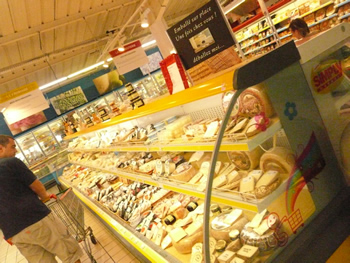 スーパーのチーズ売り場・・さすがフランス！