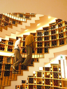 エレベータで4階まで上がりワインを選びながら降りてくるのですがみんなやっぱり下まで着てからもう一度階段で・・・・。