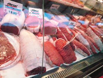 何の肉かは解りませんが日本のようなスライス肉は売ってません！！！
