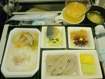 機内食です。日本へ向かう機はやはり和食ですよね